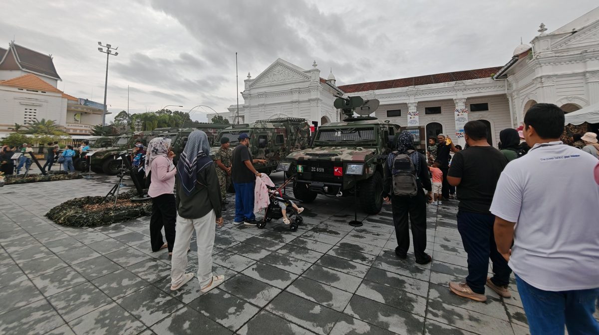 (大北马)吉打苏丹和苏丹后接受仪仗队和空中飞行队伍的王室敬礼。