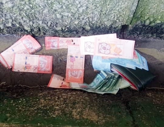 （大北马）女推销员逛早市被掠夺，公众追捕制伏掠夺匪保住3500现金