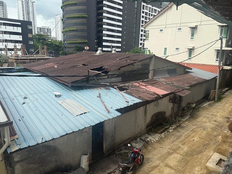 （大北马）建筑工地铁片掉落砸中店屋屋顶 幸无人伤亡