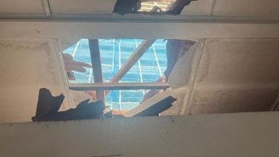建筑工地铁片掉落 砸中店屋屋顶
