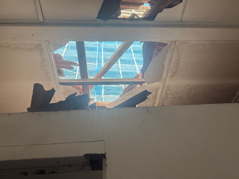 （大北马）建筑工地铁片掉落砸中店屋屋顶 幸无人伤亡