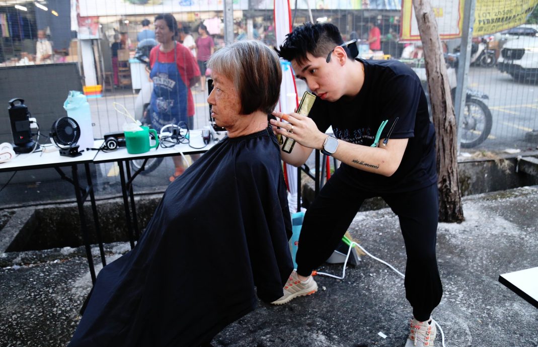 （大北马）槟发型师24小时为288人义剪，创下马来西亚记录大全