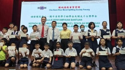 紫云阁拨2.39万助学金   56所学校学生阁友子女受惠
