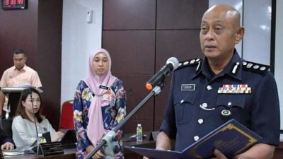 警区主任受委市议员   汉严宣誓新职