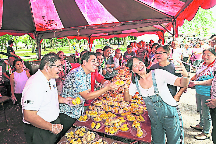 （大北马）沈志勤推“榴梿旅游” 吸引游客到新港爬榴梿山 