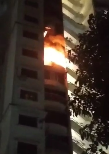 （大北马）白云山公寓单位失火，堆满回收物增救灾难度