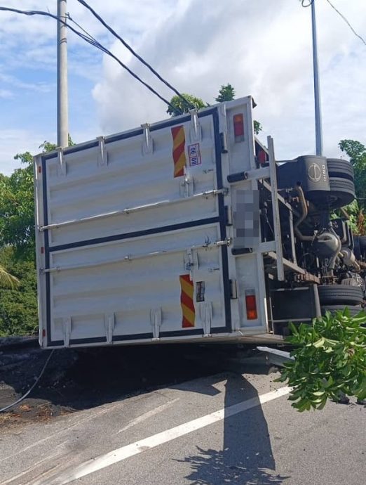 （大北马）罗里失控侧翻 浮罗新路一度严重堵塞