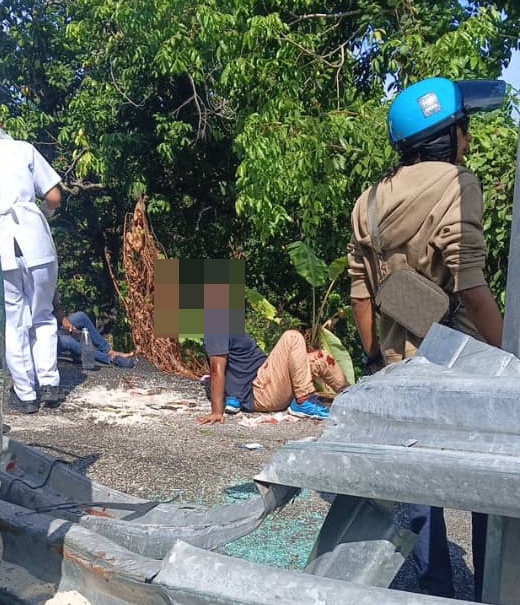 （大北马）罗里失控侧翻 浮罗新路一度严重堵塞