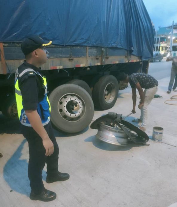 （大北马）罗里爆胎还行驶