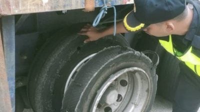 罗里轮胎爆裂被截停取缔  老板竟指示司机继续行驶