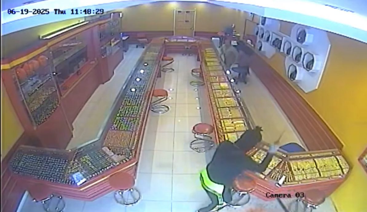 蒙面独匪闯瓜镇金铺打劫