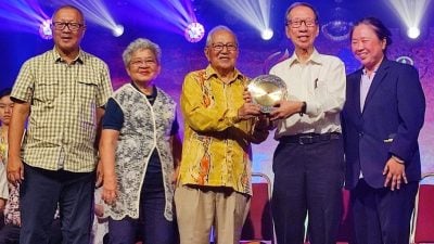 表扬对槟州国家贡献　许子根获颁传灯人奖
