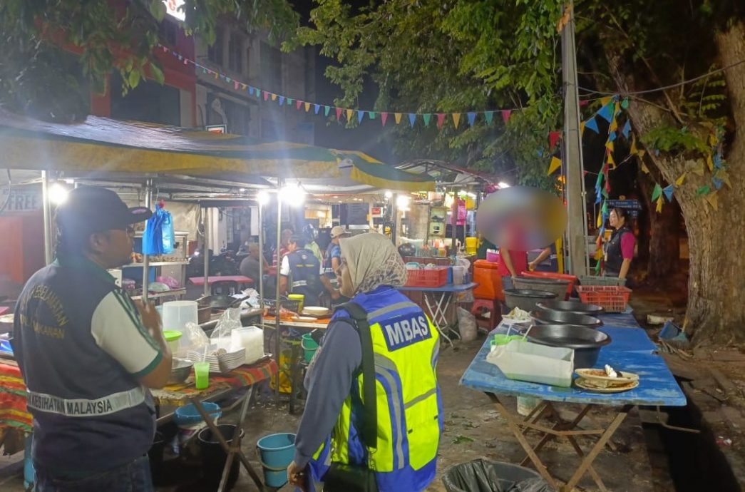 （大北马）路边摊小贩随意丢弃食物残渣，且直接将废油倒入路旁沟渠，被执法员开罚单。