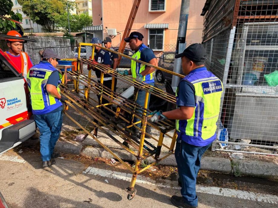 (大北马)路边无牌花摊被对付 市厅一口气拆完