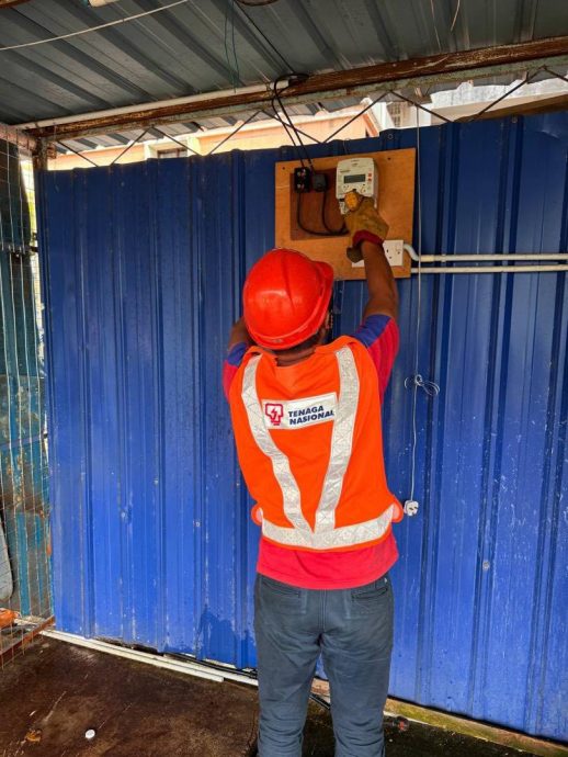 (大北马)路边无牌花摊被对付 市厅一口气拆完