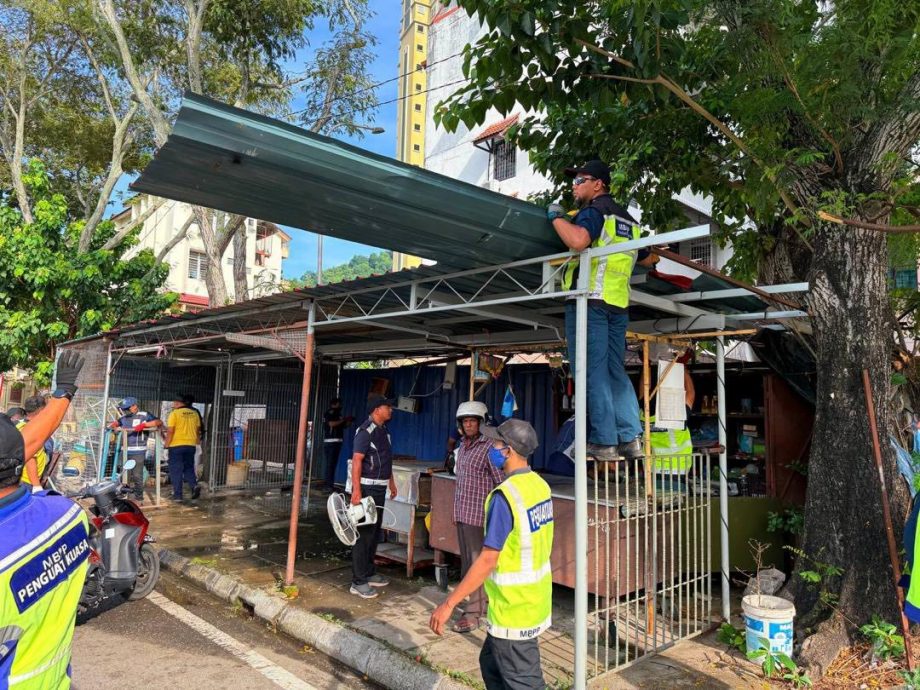 (大北马)路边无牌花摊被对付 市厅一口气拆完