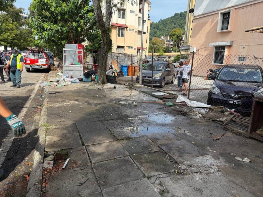 (大北马)路边无牌花摊被对付 市厅一口气拆完