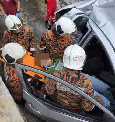 (大北马)迈威汽车撞入沟渠翻覆 司机一度受困