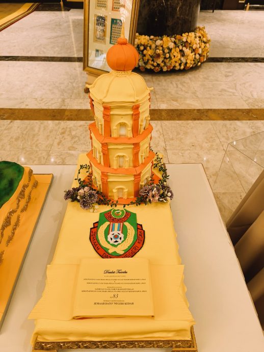 （大北马）锺来福亲手制作造型蛋糕，代表吉打州拿督理事会献给殿下。