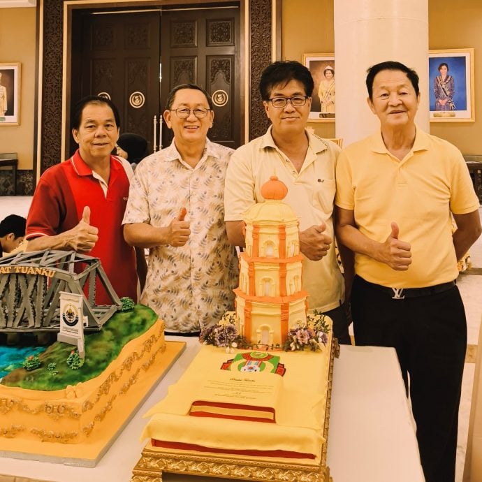 （大北马）锺来福亲手制作造型蛋糕，代表吉打州拿督理事会献给殿下。