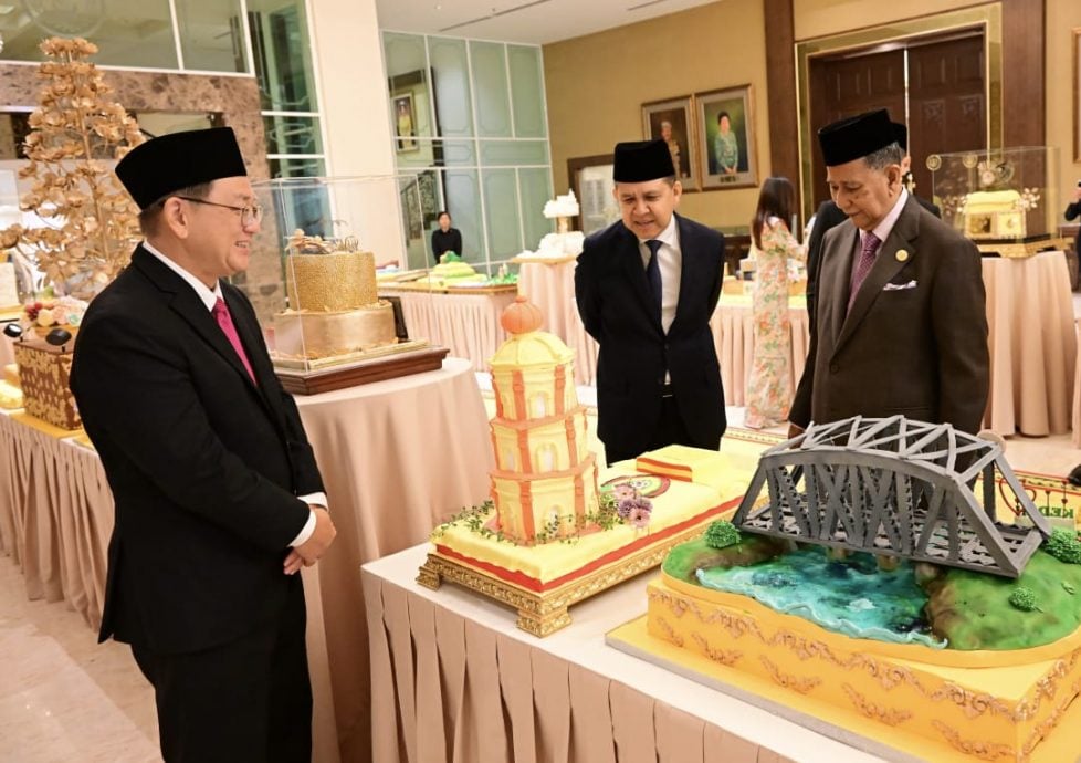 （大北马）锺来福亲手制作造型蛋糕，代表吉打州拿督理事会献给殿下。