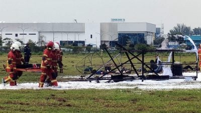 飞机遭鸟击坠毁槟机场？ 原来是救援演习