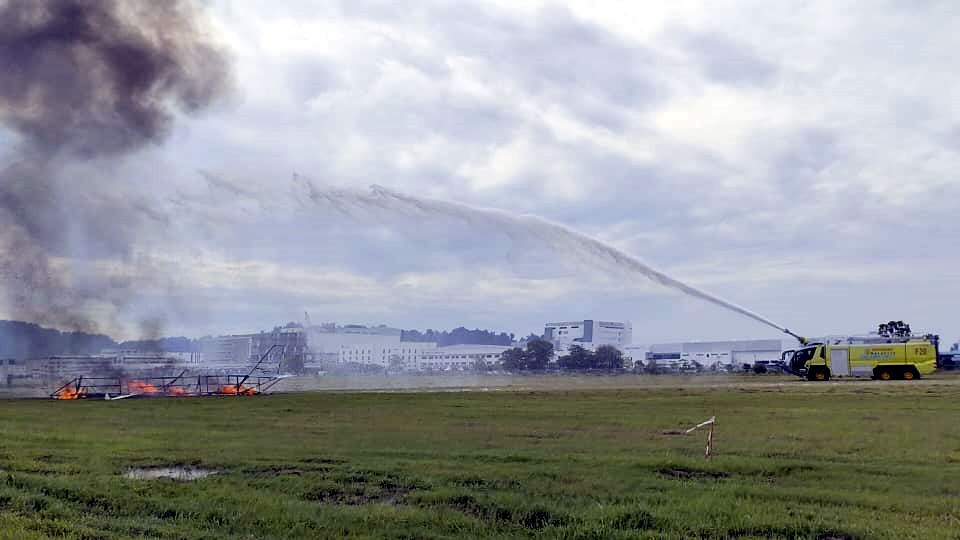 飞机遭鸟击坠毁槟机场? 原来是演习