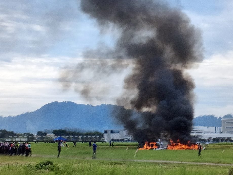 飞机遭鸟击坠毁槟机场? 原来是演习