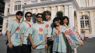 吕爵安槟城拍摄《胶战》   一袭峇迪印花衬衫粉丝猛赞