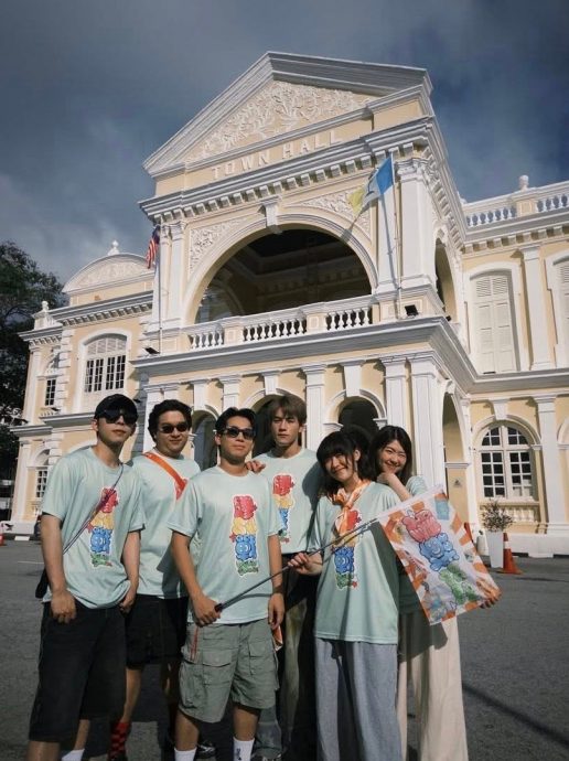 香港人气男团成员吕爵安来槟拍摄综艺节目