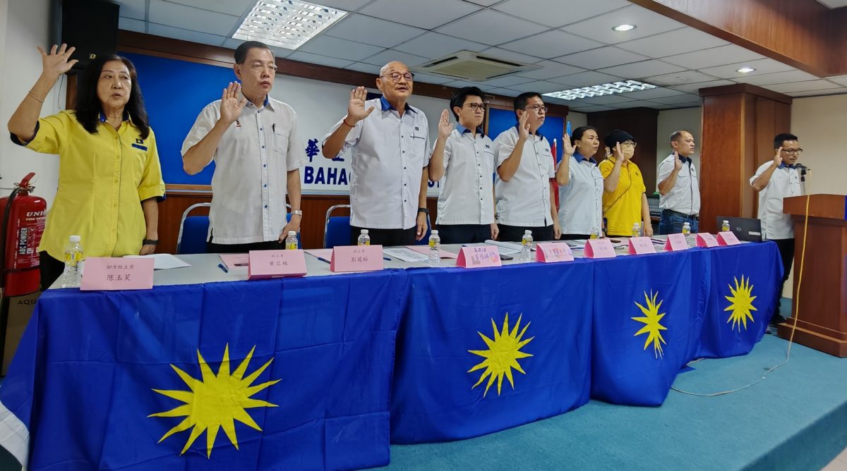 （大北马）马华亚罗士打区会强烈要求党中央推出团结政府与国阵，重建独立自主的政治路线。