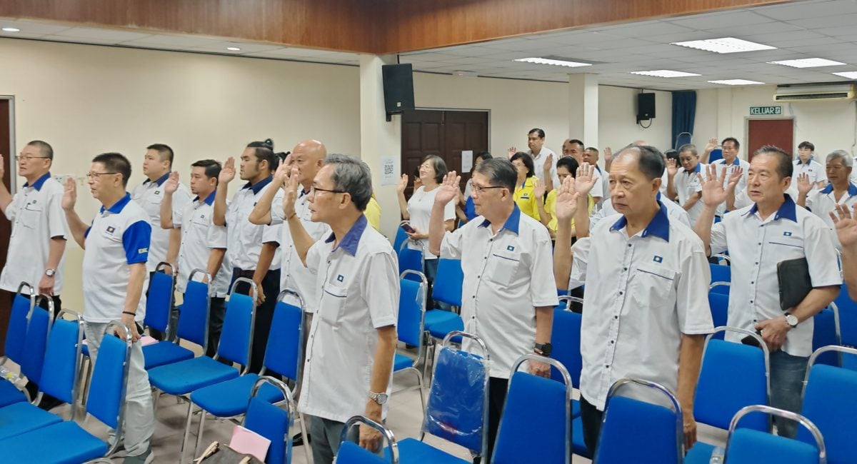 （大北马）马华亚罗士打区会强烈要求党中央推出团结政府与国阵，重建独立自主的政治路线。