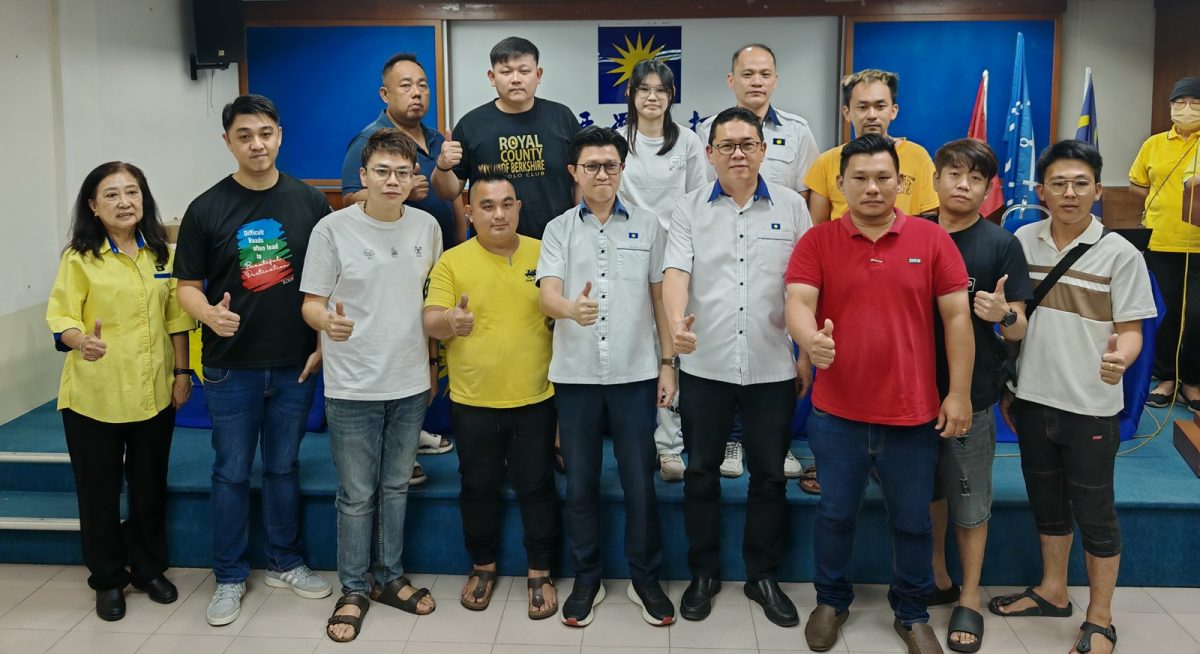 （大北马）马华亚罗士打区会强烈要求党中央推出团结政府与国阵，重建独立自主的政治路线。