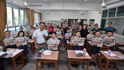 支持学生阅报计划   黄顺祥赞助6华小星洲 