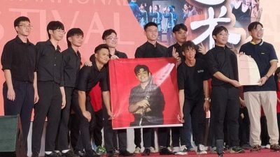 禾乐国际艺术节 | “神调吹打”夺金拉横幅   把奖献给已逝团员