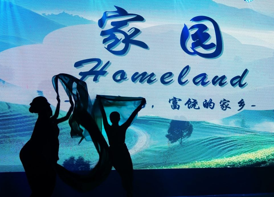 (大都会)黄结游游舞献礼演出/16图(可选下)
