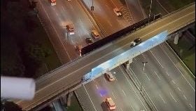 15辆救护车排列行驶  网民热议不寻常景象