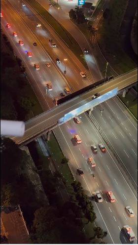 (已签发)15辆救护车排列行驶 网民热议不寻常景象