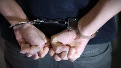 好奇狮城辅警手枪有无子弹 大马男子两次伸手触枪监六周