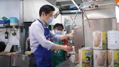 戴口罩学手语   新加坡总理穿围裙当半日“咖啡仔”