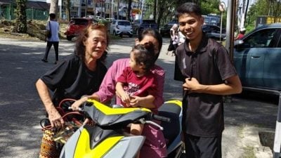 87岁华妇车“死火”  巫青无偿帮助暖人心