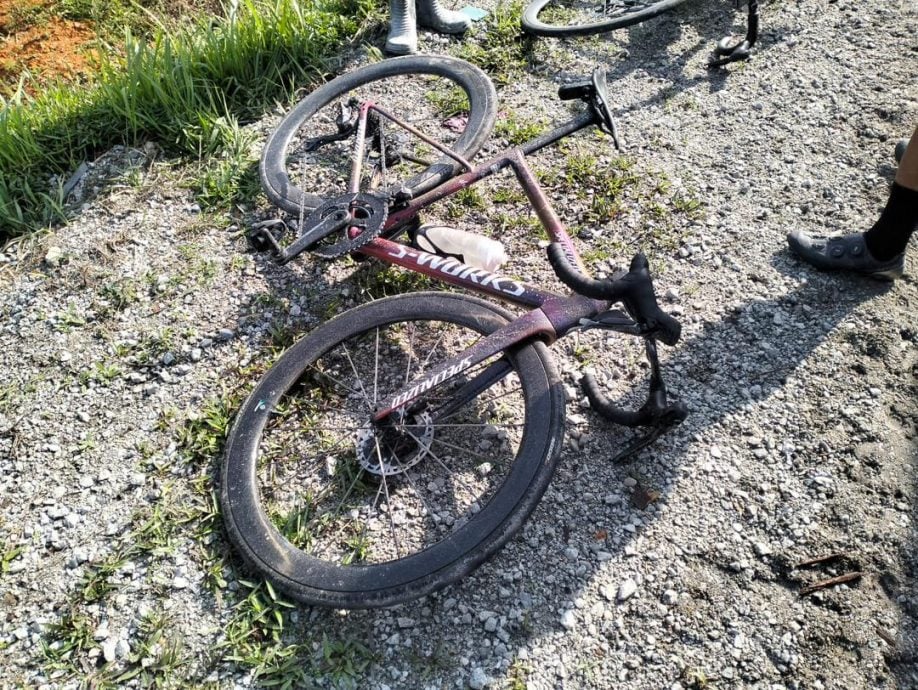 (已签发)全国:狮城男来马骑脚车 撞路洞翻覆被罗里碾毙