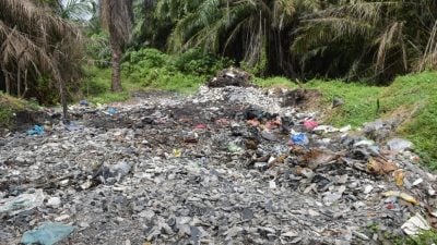 独家 | 直落工业区后被丢废弃干电池   居民担心空气水源受化学污染