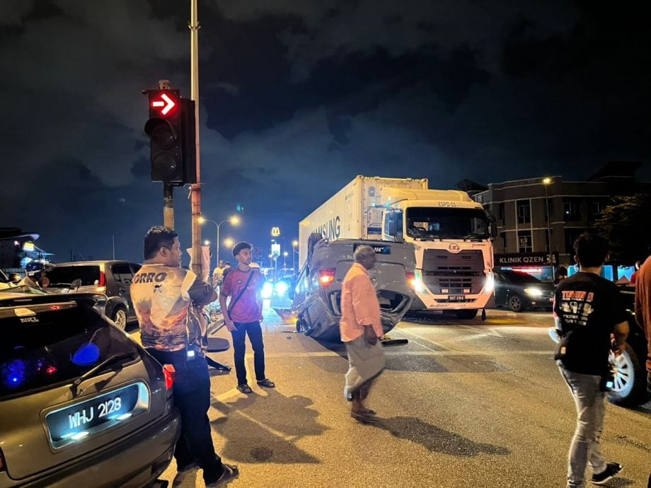 (已签发)大都会/巴生中路周一晚路口发生“三车连环撞”