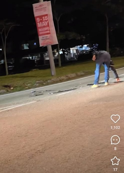 (已签发)摩托骑士自发清理碎片 网民:后悔没喊Bagus Abang!