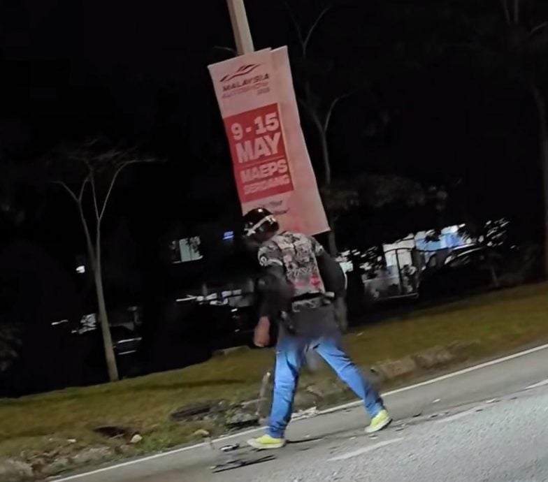 (已签发)摩托骑士自发清理碎片 网民:后悔没喊Bagus Abang!