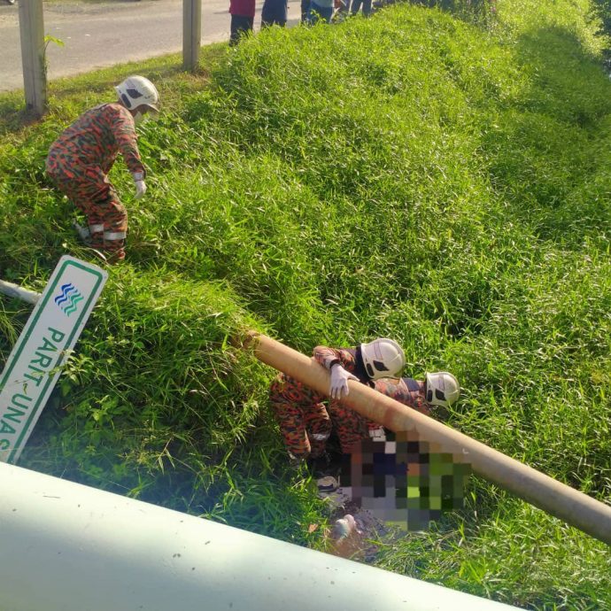 (已签发)柔:21岁摩托车骑士清晨遇祸 连撞石墩路灯路牌坠沟亡