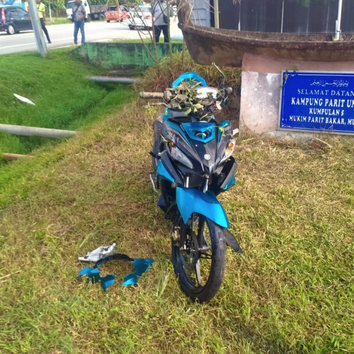 (已签发)柔:21岁摩托车骑士清晨遇祸 连撞石墩路灯路牌坠沟亡