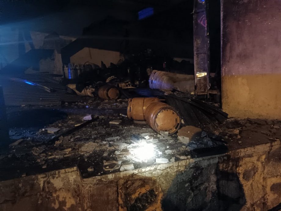 (已签发)柔:储煤气桶店屋失火传爆炸巨响 3男烧伤送院治疗