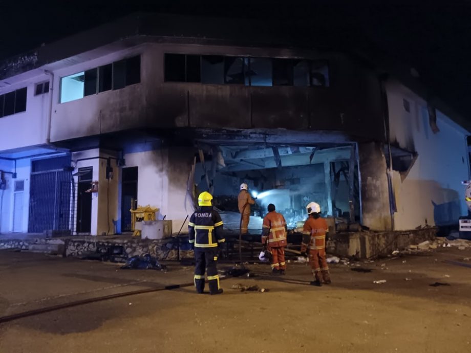(已签发)柔:储煤气桶店屋失火传爆炸巨响 3男烧伤送院治疗